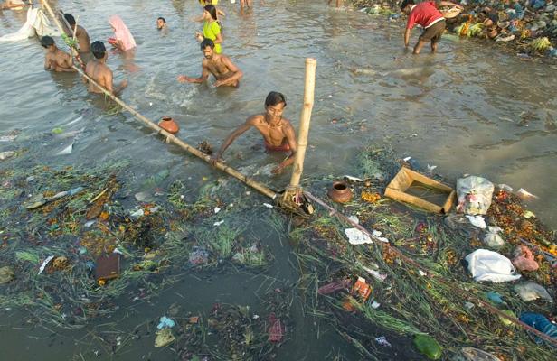 Nettoyer le Gange, devenu un immense égout, défi d'ampleur pour Modi