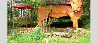 Dormir dans un avion, un wagon ou une vache... l'insolite a le vent en poupe