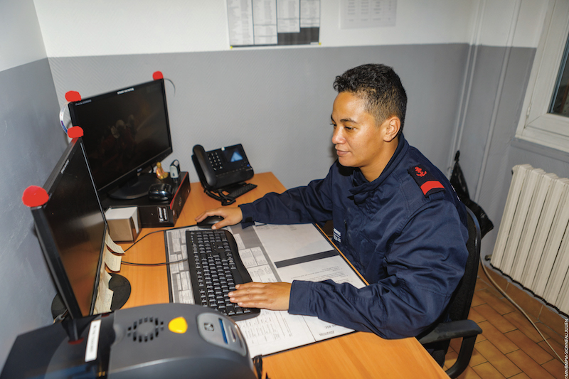 Sept Polynésiens marins-pompiers à Marseille