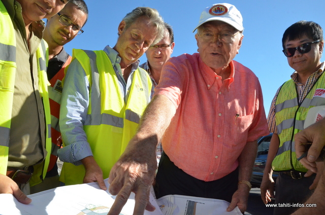 Gaston Flosse, vendredi 25 juillet 2014 lors de sa visite sur site au tunnel de Punaauia puis au rond point de Taina