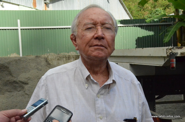 Gaston Flosse, en juin 2013, moins d'un mois après son élection triomphale suite aux Territoriales, devant un hangar destiné à devenir centre d'accueil de jour pour SDF, à Tipaerui