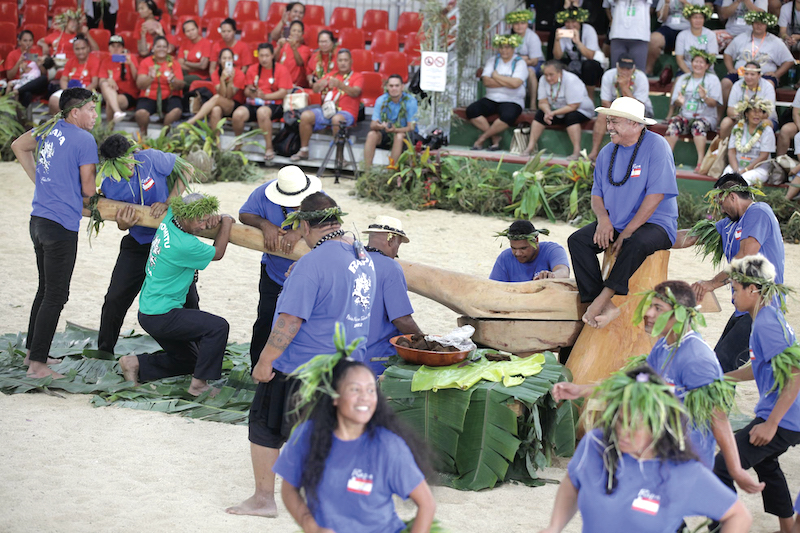 Démonstration de la presse en bois  avec des racines de 'autī, réduites en marakete, un jus qui accompagne l’indispensable pōpoi. La délégation s'est déplacée avec 3 tonnes de fret.