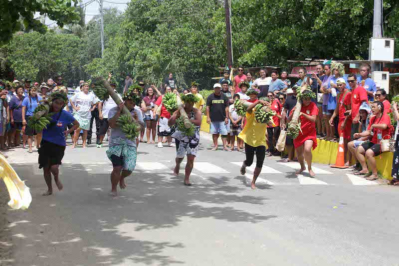 Course de porteurs de fruits lundi après-midi. C'est Raivavae qui l'a remporté chez les femmes.