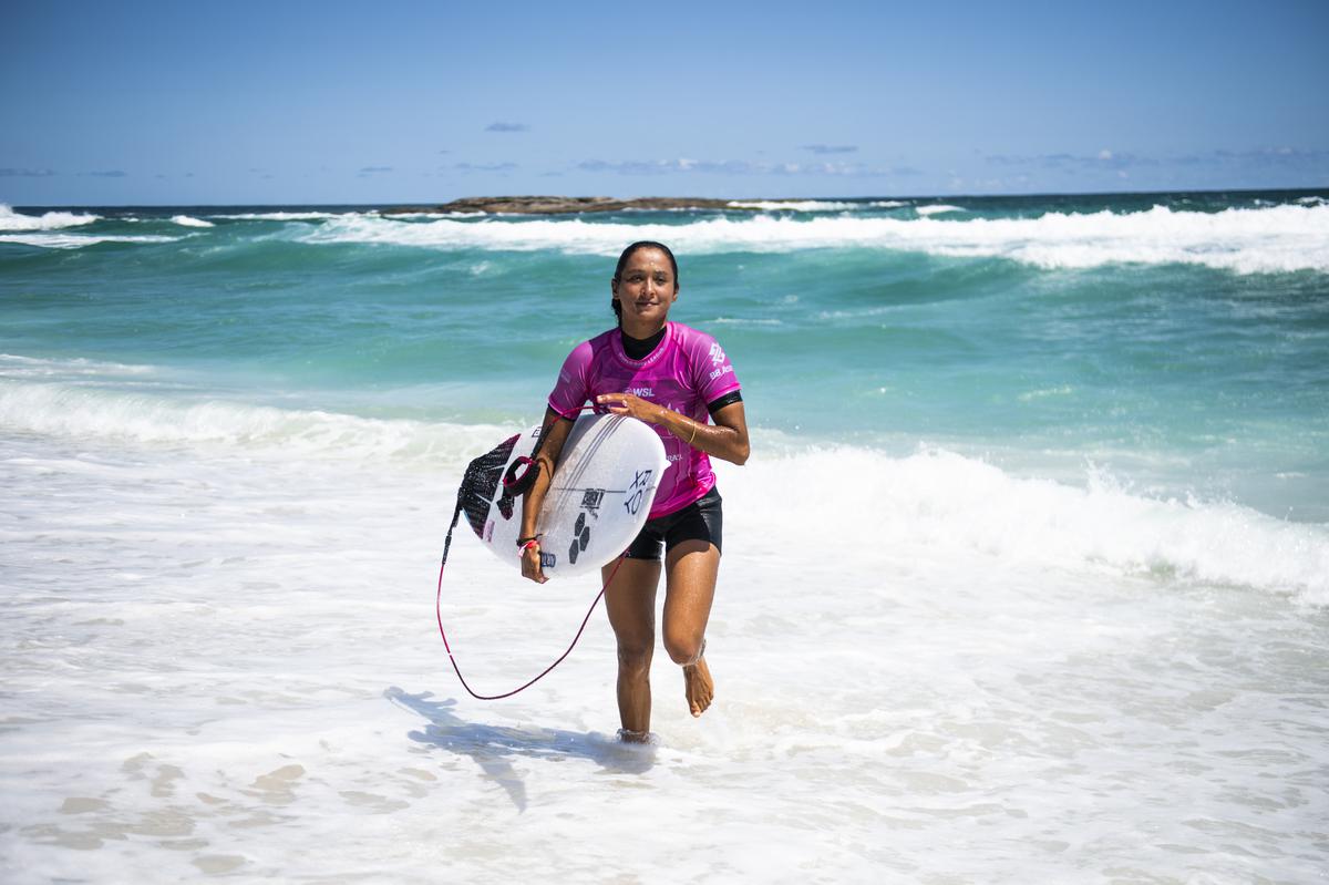 En réussite sur le spot de Itauna les tours précédents, Vahine Fierro n'a pas su trouver les bonnes vagues, ce lundi, en quart de finale. (Photo : Diz/WSL)