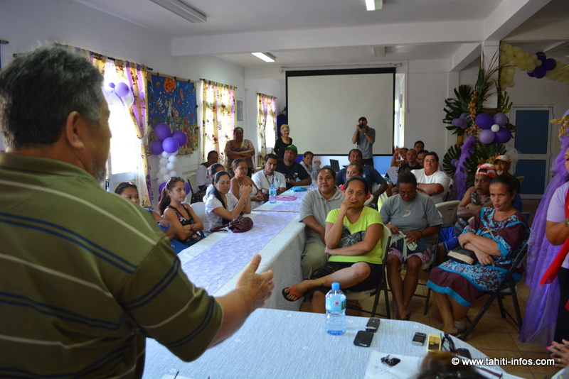 Le maire de Mahina Patrice Jamet fait un discours de bienvenu à ses nouvelles recrues