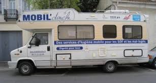 A Paris, un camping-car amène douche et dignité aux sans-abri