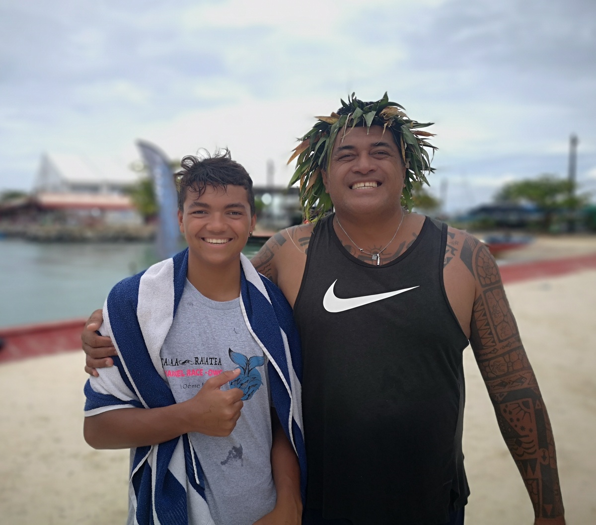 Le jeune Rohutu Teahui a été accompagné par son père en kayak.
