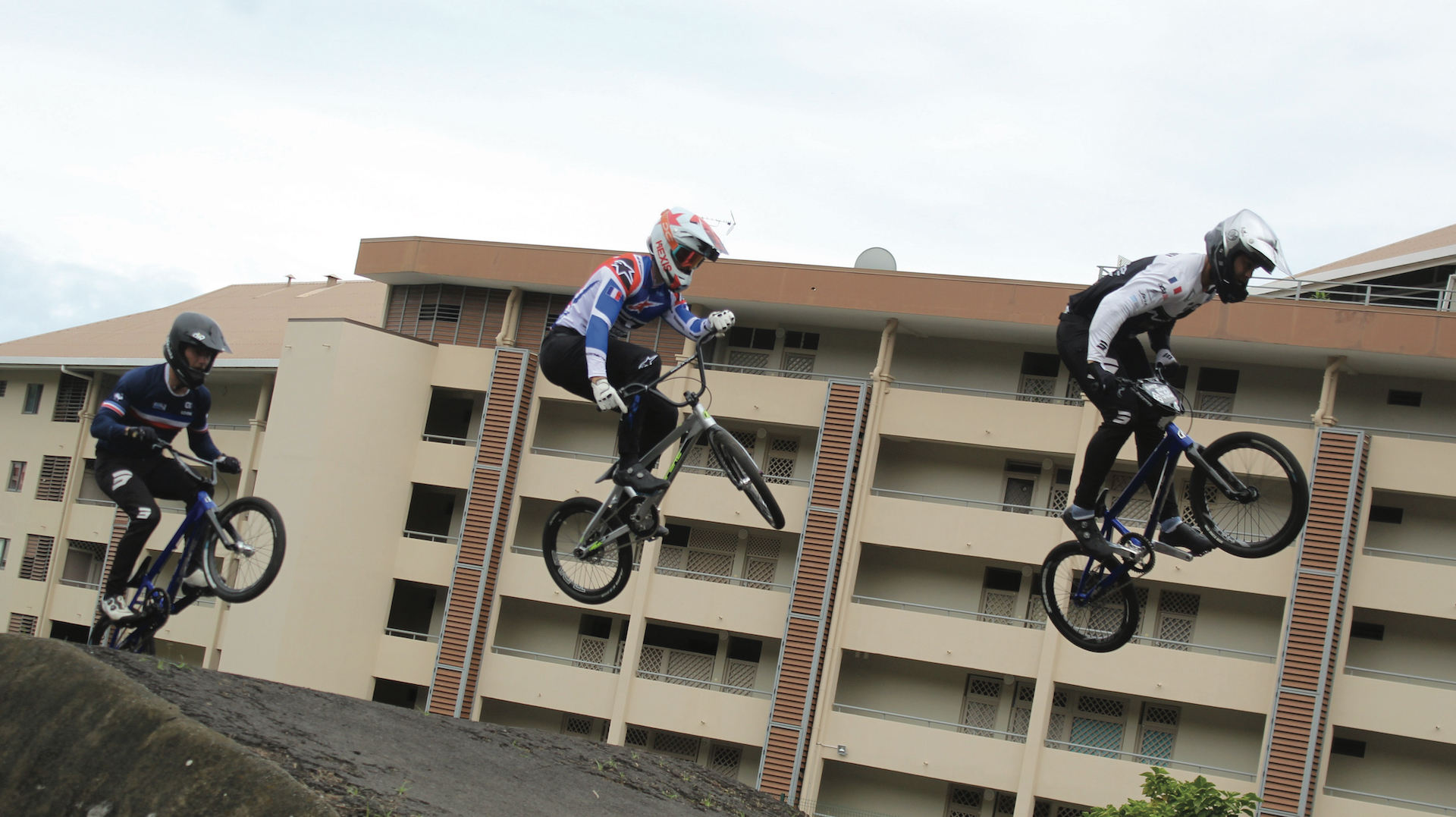 Les champions français avec, de gauche à droite, Nathanaël Dieuaide, Grégoire Quellier et Théo Thouin ont assuré le spectacle samedi sur la piste de BMX de Fei Pi.