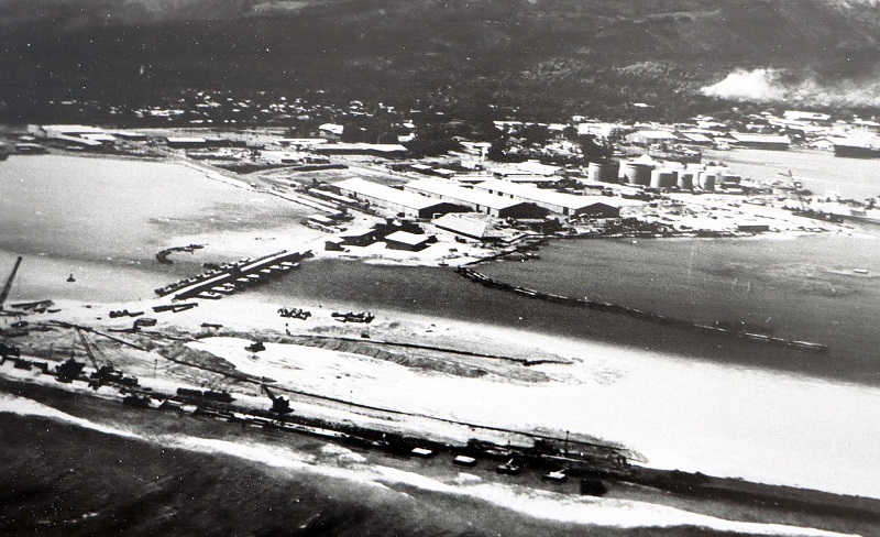 Les travaux de remblaiement de l’îlot de Motu Uta et de construction d’une digue, longeant le récif et reliant Motu Uta à Fare Ute, ont été entamés en 1962 – dans la même année que la création de l’établissement du Port Autonome de Papeete. Le nouveau port de Papeete a été inauguré en juin 1966 en présence de Pierre Billotte, ministre des Dom-Tom à l’époque.