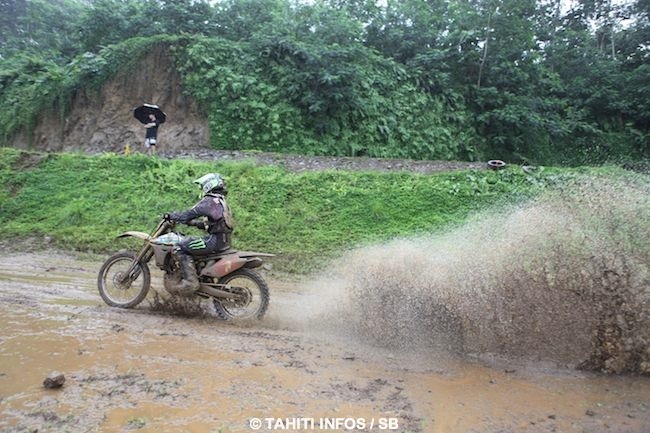 Motocross –  1ère journée de championnat sous la pluie : Teriimana Bonno devance le tenant du titre Raiarii Vonbalou !