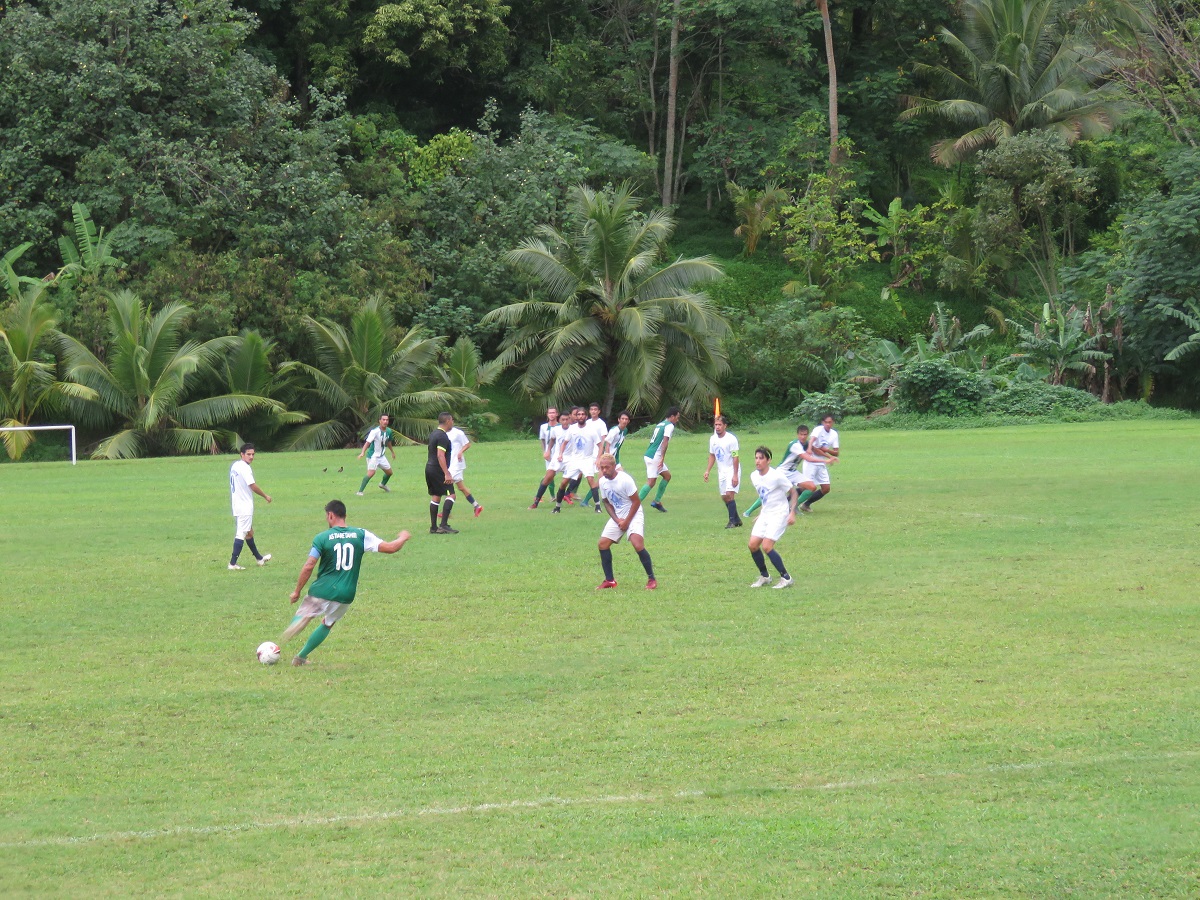 Tiare Tahiti (en vert) garde la tête du classement avec Mira après avoir battu Tapuhute (en blanc) sur le score de 3 buts à 0.