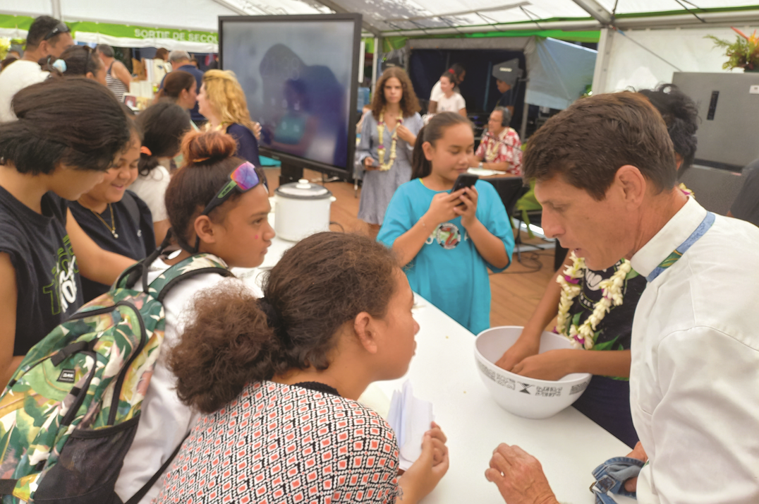 Gabriel Levionnois a réalisé des démonstrations et animé une causerie culinaire avec les scolaires, ici avec des élèves du collège de Mataiea.