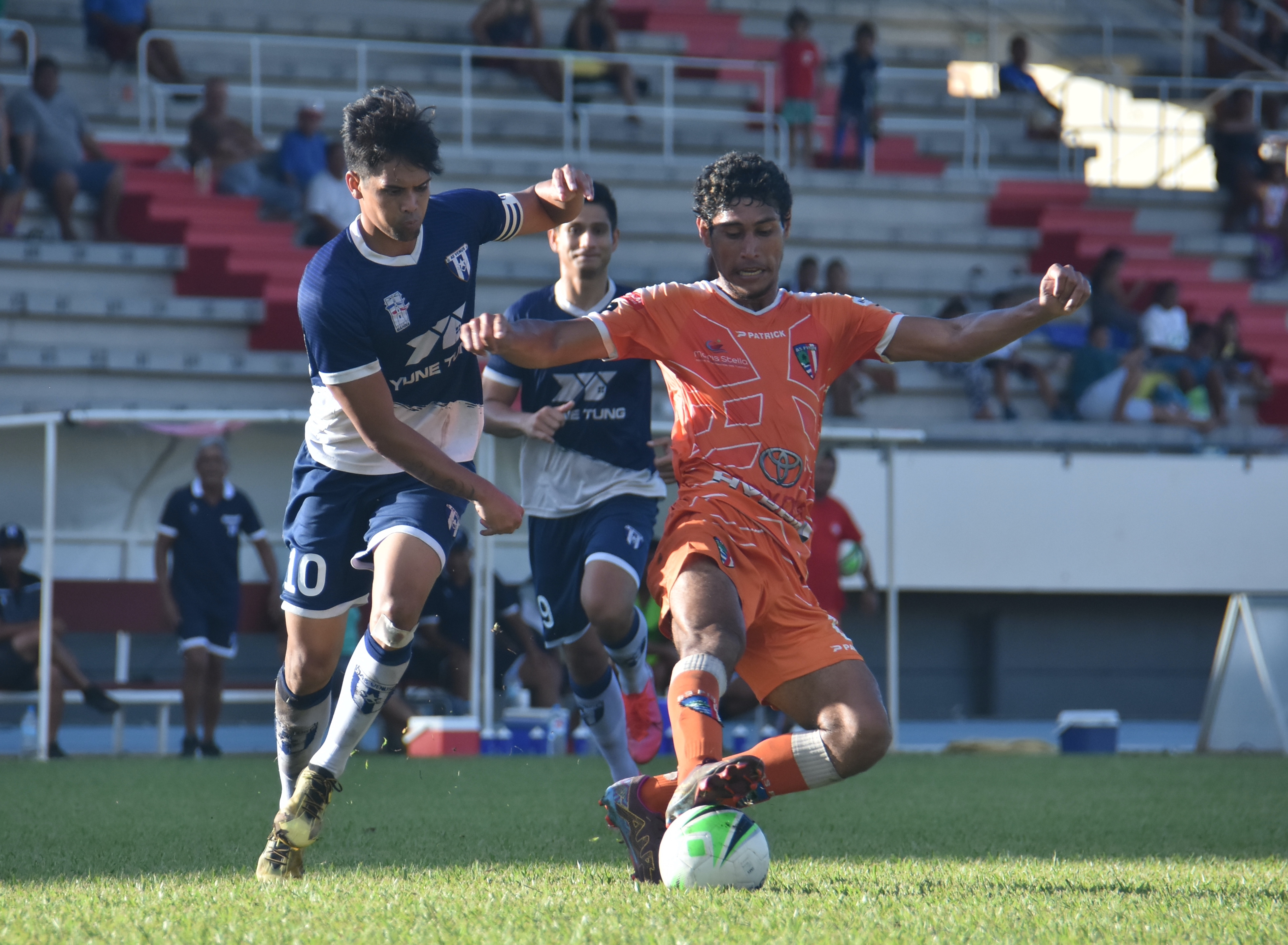 Teanoui Tehau à la lutte avec Nick Tauotaha.