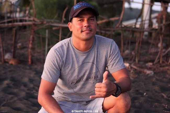 Manoa, devant chez lui à Taharu'u