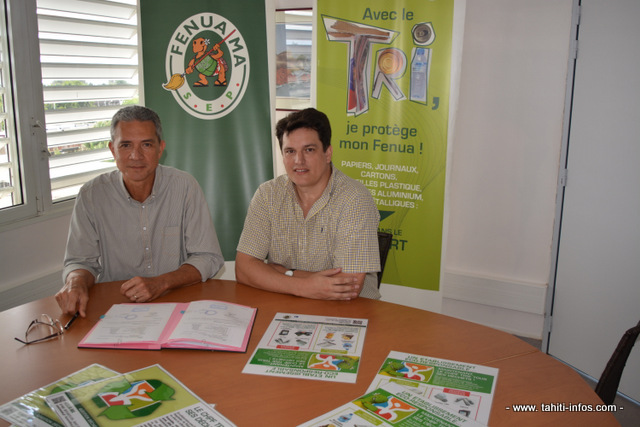 James Cowan, directeur par intérim du CHPF et Benoit Layrle du syndicat de traitement des déchets Fenua Ma signent la convention de partenariat.