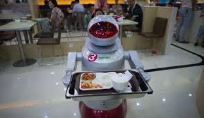 En Chine, un resto futuriste où des robots servent les plats de cuistots androïdes