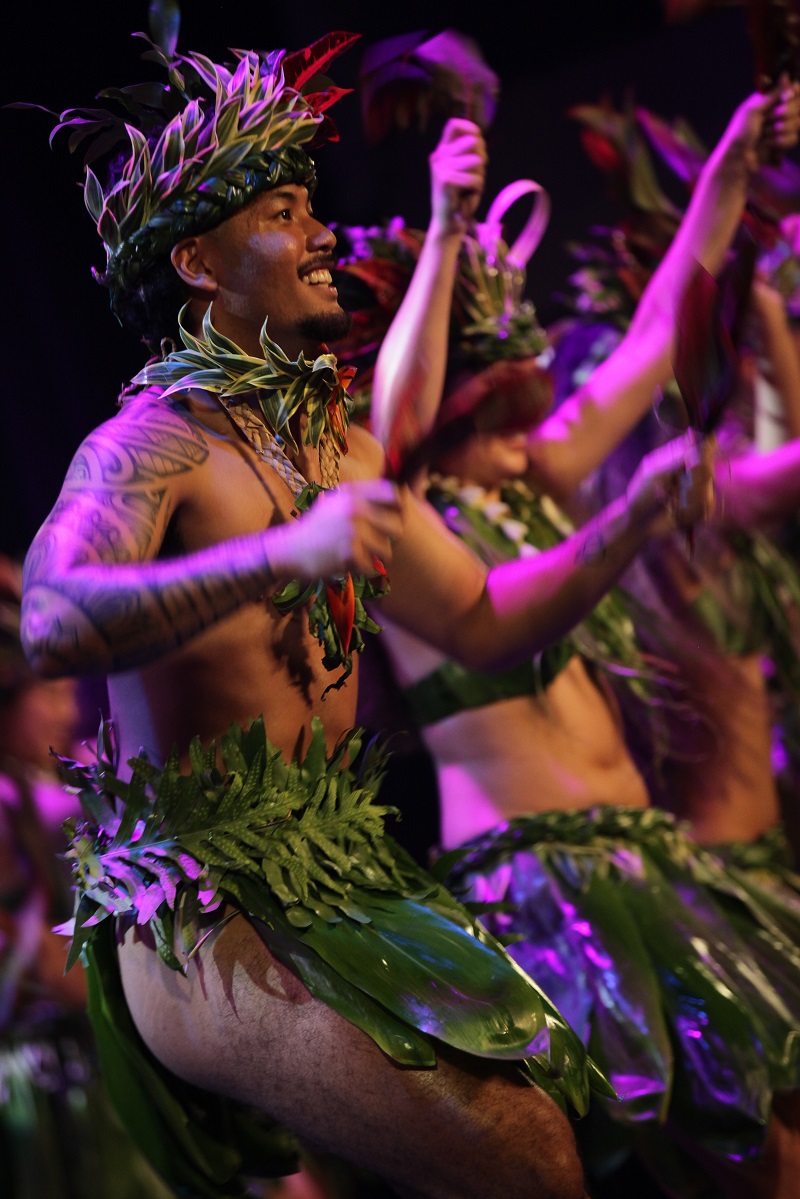 La troupe américaine Hui Tarava est composée, en plus des danseuses, de deux danseurs.