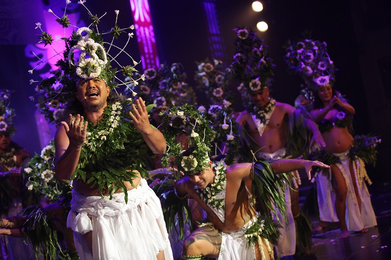 Steeve Reea était le raatira de la prestation Tapairu de la troupe Manohiva, et représente l'arbre de vie d'une "famille ma'ohi".