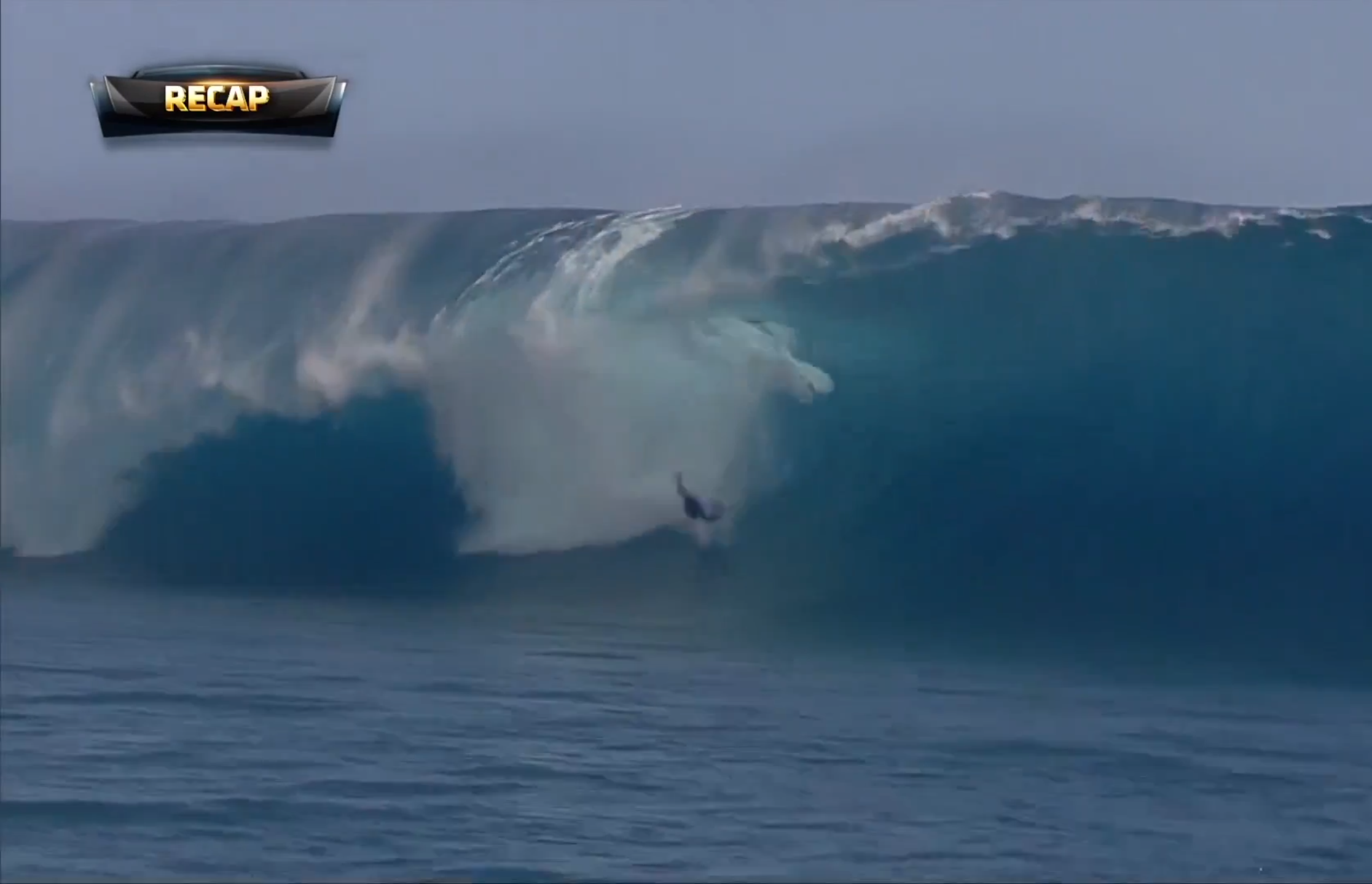 Billabong Pro Tahiti : Taumata Puhetini fait une chute violente sur le récif