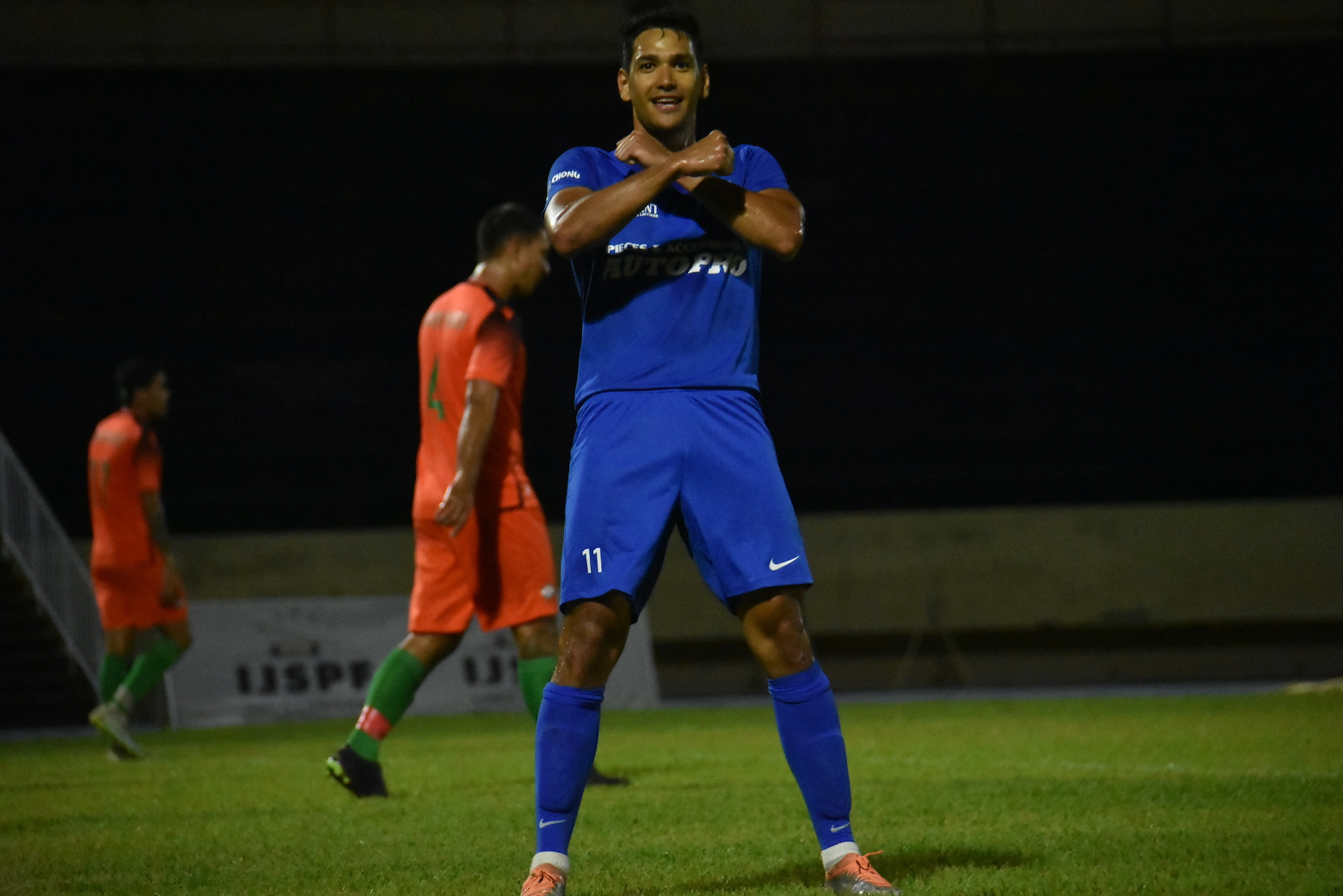 L'actuel meilleur buteur de Ligue 1, Roonui Tinirauarii a inscrit face à Tamarii Punaruu ses 18e et 19e buts de la saison.