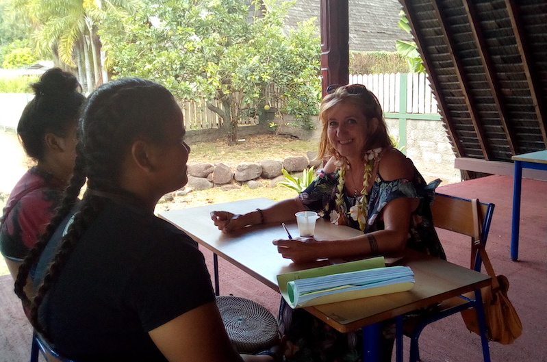 Véronique présente les métiers de coiffure.