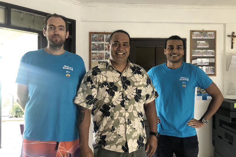 Paul Mauger, Kanhan Sanjivy, et le principal du collège.