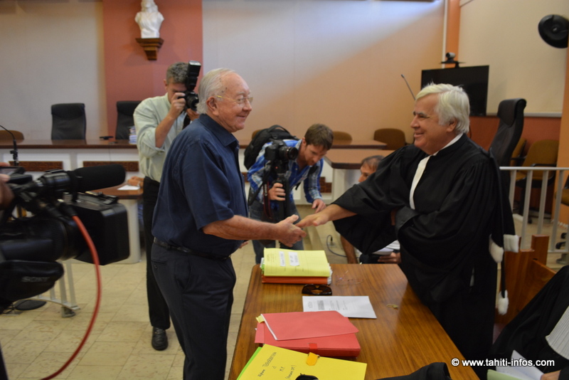 Gaston Flosse avec son avocat Me François Quinquis dans la salle d'audience du tribunal de Papeete lors du procès de l'affaire OPT.