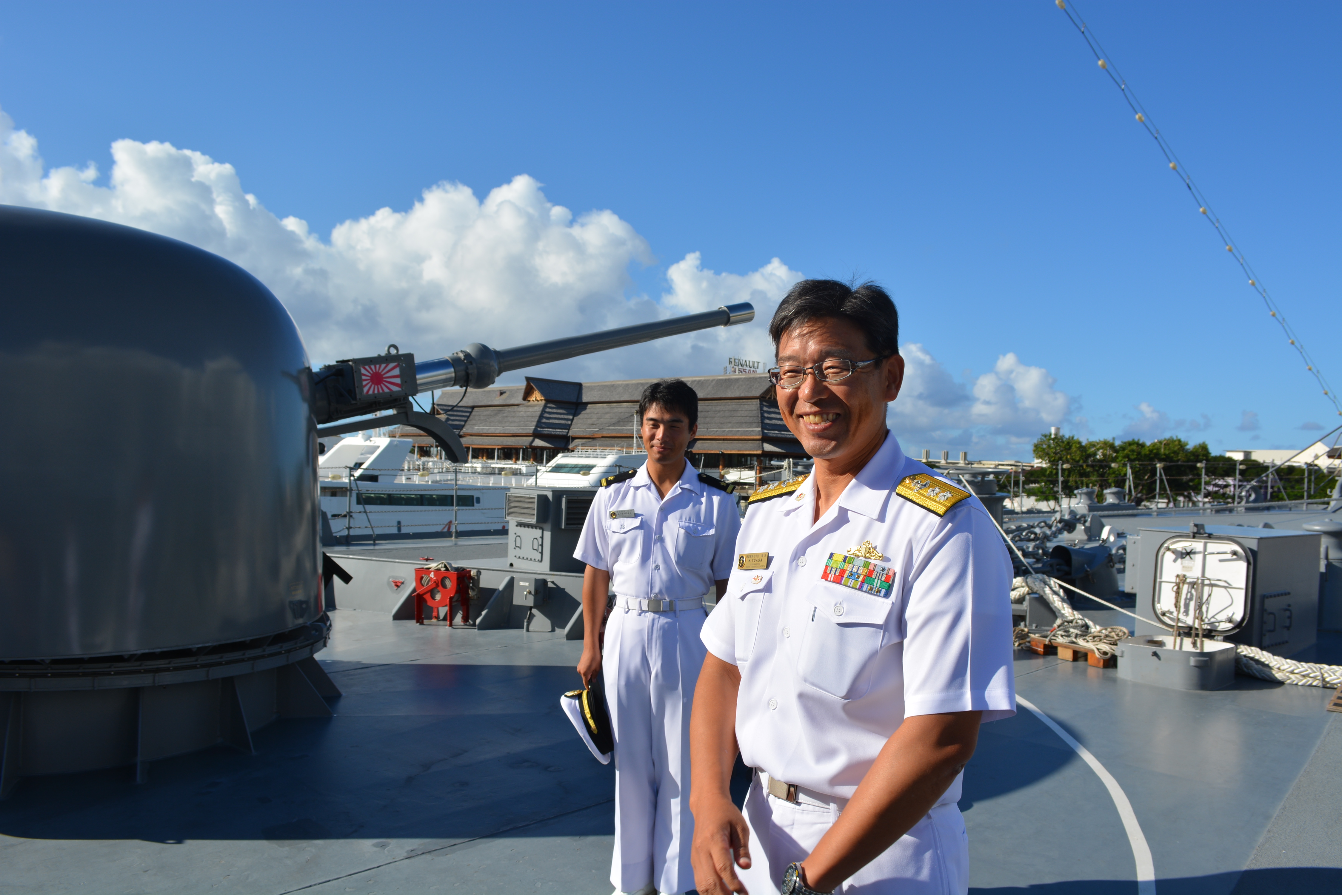 L'amiral Hideki Yasa et derrière lui un élève