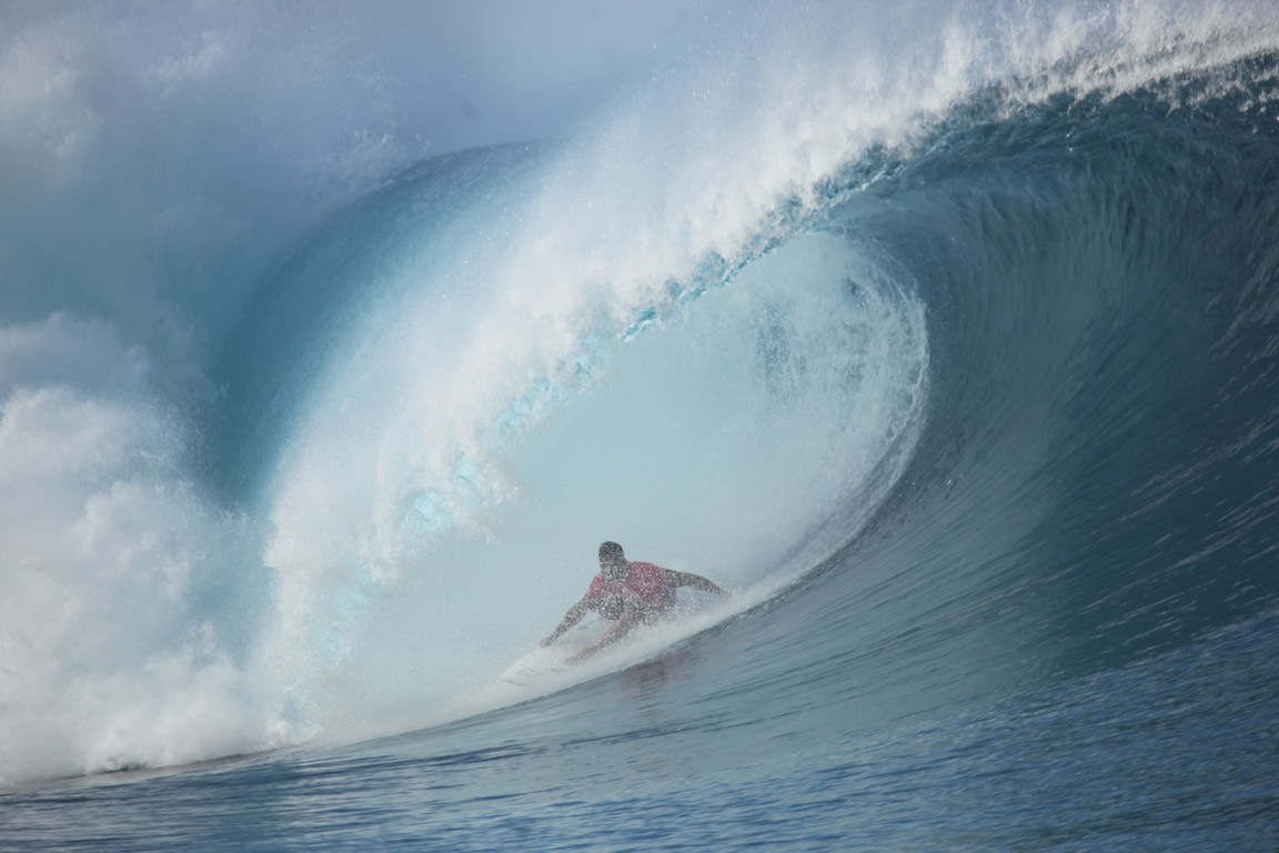 Michel Bourez dans la vague de Teahupoo lors du premier jour de compétition de la Billabong Pro Tahiti 2014.
