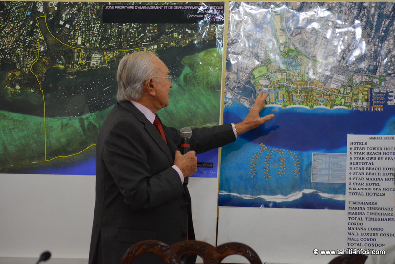 Gaston Flosse qui présente son projet. Sur ces photos la ligne de côte actuelle et le projet de remblai