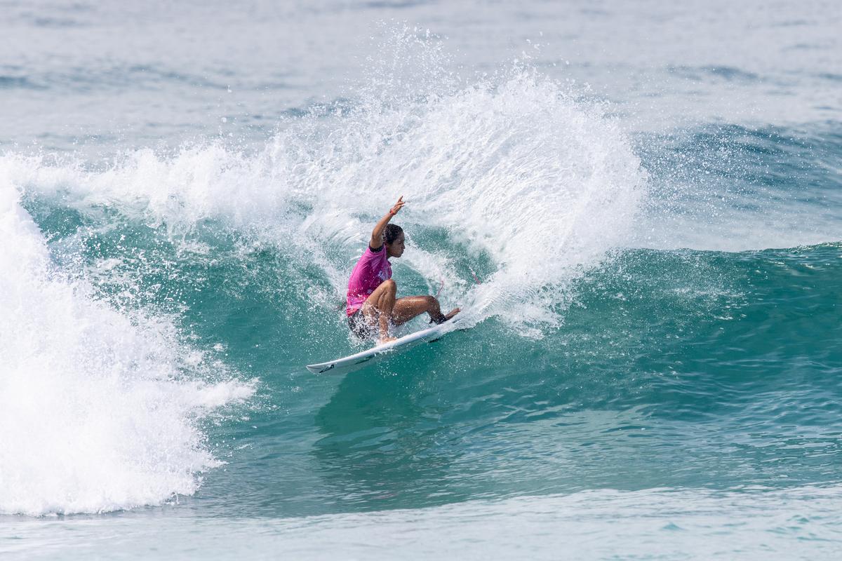 Cruelle désillusion pour Vahine Fierro Fierro éliminée à Haleiwa pour seulement 0.4 point sur sa note totale. (photo : Smorigo/WSL)
