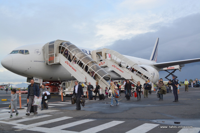 La haute-saison touristique fait automatiquement augmenter les prix des billets d'avion à l'international.