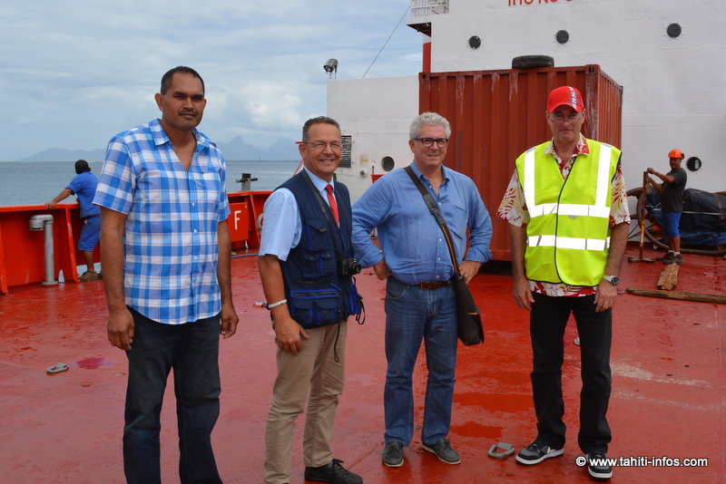 Sur le Tahiti Nui IX, Bruno Vaitu (capitaine de la barge), Patrice Beuscher (expert maritime), Bruno Hamon (directeur adjoint des douanes) et Frédéric Lejeune, chef de la Flottille Administrative.