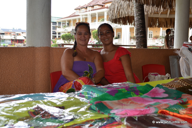 Vaite et son amie Tinarei, elle aussi adepte du microcrédit
