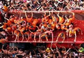 Espagne: des milliers de fêtards dans une bataille géante de tomates