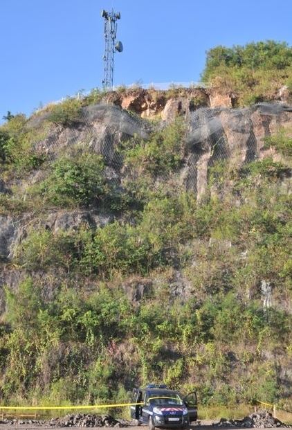 Les ossements avaient été découverts sous de la broussaille par un ouvrier qui s'était isolé pour aller uriner