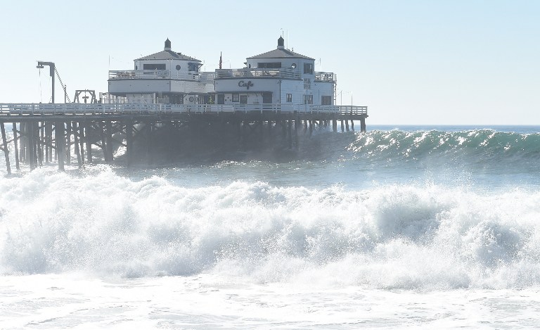 USA: alerte aux vagues monstres à Malibu!