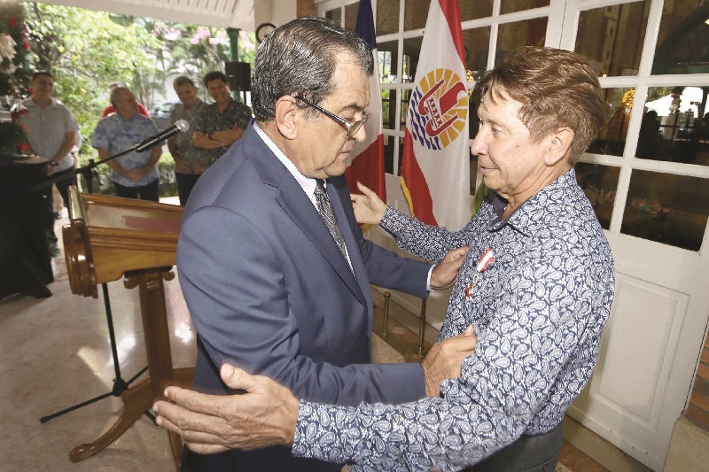 Avant son départ à la retraite, Matahi Brothers devient chevalier de l'ordre de Tahiti Nui