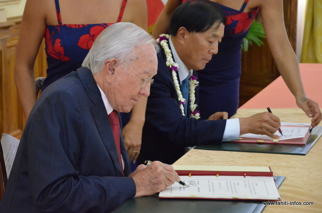 Gaston Flosse et Li Jiaxiang, directeur de l'aviation civile chinoise, ont signé ce jeudi un accord de services permettant l'ouverture de liaisons aériennes directes entre la Polynésie française et la Chine.