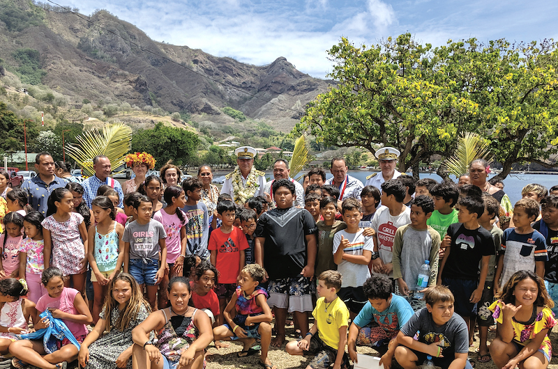 Éric Spitz avec les enfants des écoles primaires de Taiohae, lundi à Nuku Hiva..