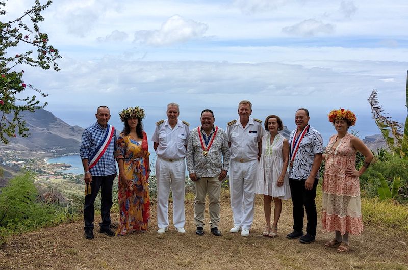 Le haut-commissaire en compagnie de l’administrateur d’Etat des îles Marquises, la tāvana hau de l’archipel et les trois maires des îles du nord.
