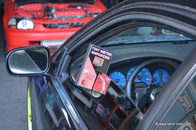 Ce photomètre américain se veut très fiable et simple d’utilisation pour les forces de l’ordre. Là, il indique que la vitre ne laisse passer que 5% de la lumière (elle sera donc illégale dès le 1er janvier quoi qu’il arrive).