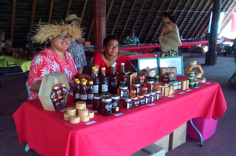 Des stands présentaient les produits locaux au marché du terroir inauguré mercredi. Ici du miel des Marquises.