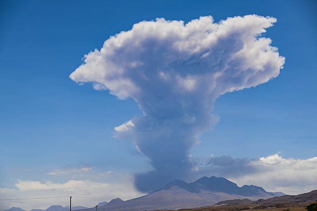 El volcán Lascar de Chile envía señal sísmica y aumenta su actividad