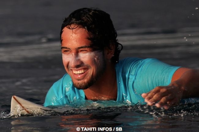 Taumata Puhetini, un des meilleurs surfeurs locaux