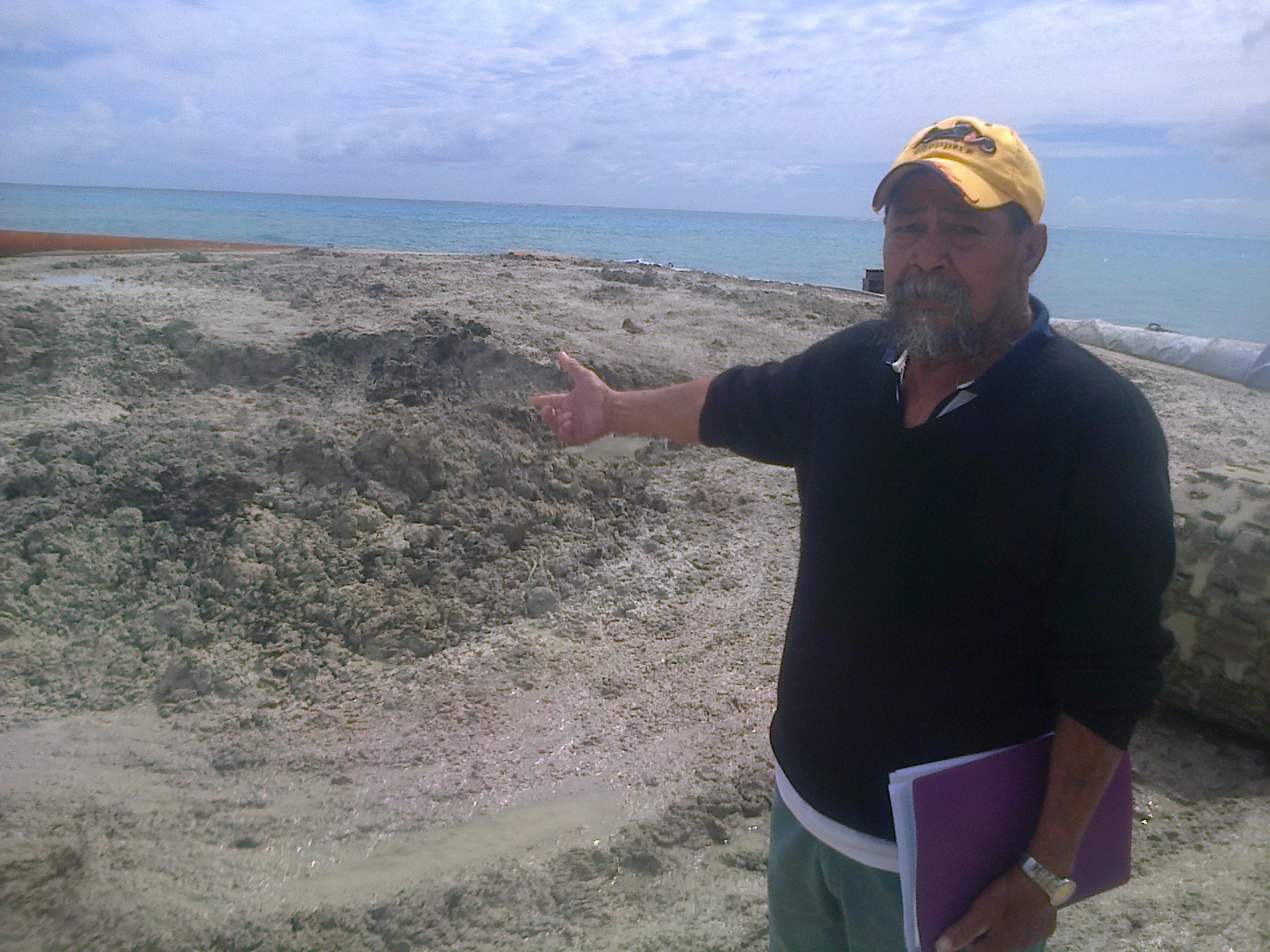 Maurice Tehoiri, président de Te Ora Nui No Tupuai, devant la soupe de corail extraite par les travaux