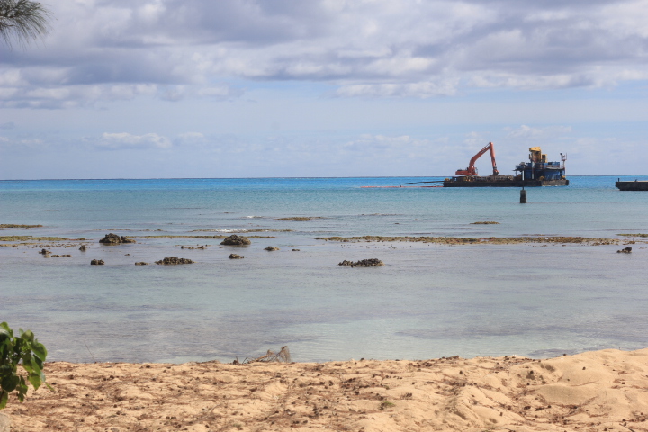 Tubuai : les travaux sur le chenal provoquent une fuite de boue - les habitants sont furieux
