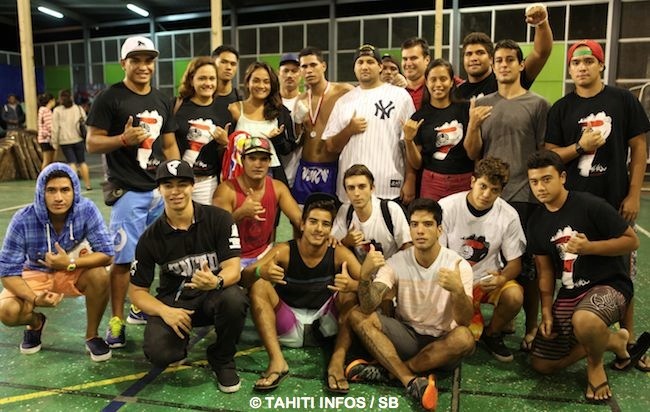 Raihere Dudes et les adhérents, sympathisants du club 'Islander MMA' de Punaauia