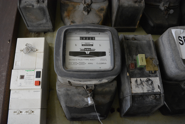 Le prix de vente moyen à Tahiti de l’électricité est de 36,70 Fcfp le KWh. En Nouvelle-Calédonie il est de 32,24 Fcfp et de 93,25 Fcfp à Wallis et Futuna. En France, dans les DOM, en Corse et dans les collectivités d'outremer de Saint-Martin, Saint-Barthélemy et Saint-Pierre et Miquelon, le prix moyen du KWh est de 16 Fcfp