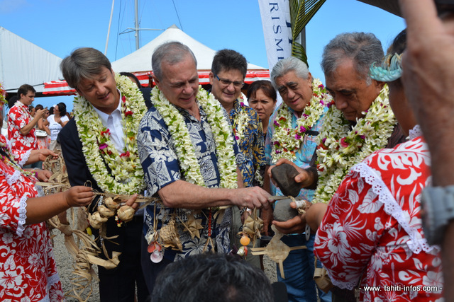 Inauguration officielle avec Eric Zaboureff, secrétaire général adjoint du Haut commissariat; Geffry Salmon le ministre du tourisme ; Oscar Temaru, le maire de Faa'a et Michel Monvoisin, P-ca du GIE Tahiti Tourisme.